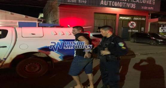 Criminosos assaltam oficina de veículos e levam pertences das vítimas