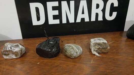 Denarc estoura boca de fumo no bairro Caladinho e casal vai preso