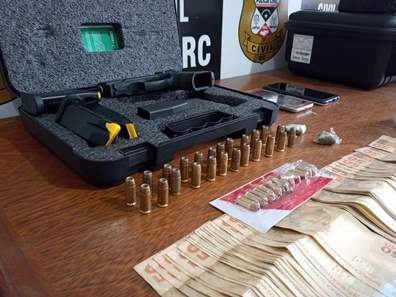 Dupla cai presa com droga, pistola de 9 mm, e maconha em operação do Denarc 