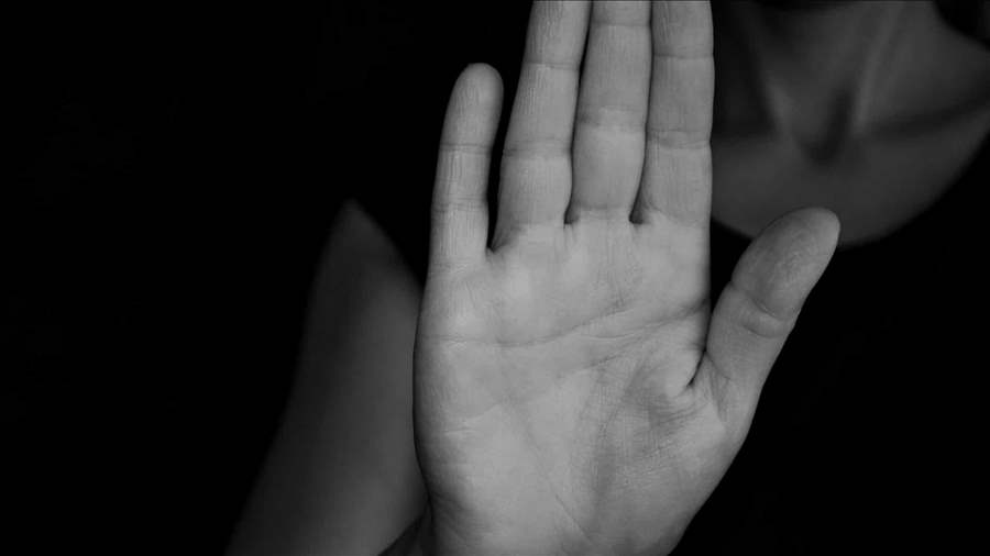 Mulher denuncia ter sido acorrentada e trancada pelo marido por dois anos 


