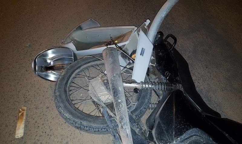 Vigilante é derrubado de moto e tem pistola roubada por ladrão