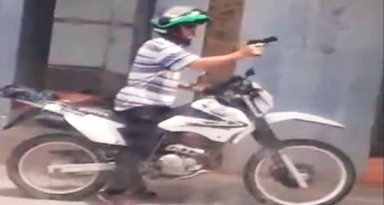 Ex-detento sofre atentado a tiros na frente do comitê do candidato Marcos Rogério-VÍDEO
