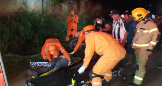 Motorista fica ferido após perder controle do veículo e cair em buraco 