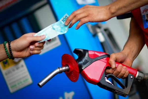 Governo quer limitar controle da Petrobras para baratear combustíveis no próximos meses 