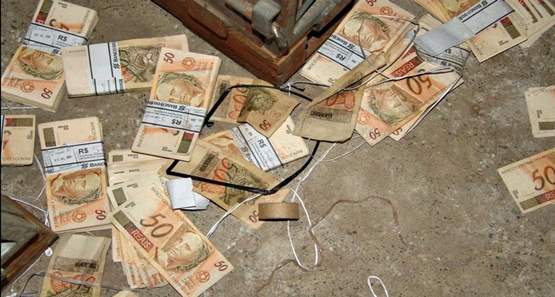 Dupla motorizada assalta comerciante em casa e leva quantia de R$ 8 mil reais