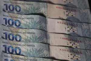 Governo deve terminar ano com superávit graças ao teto de gastos, diz economista
