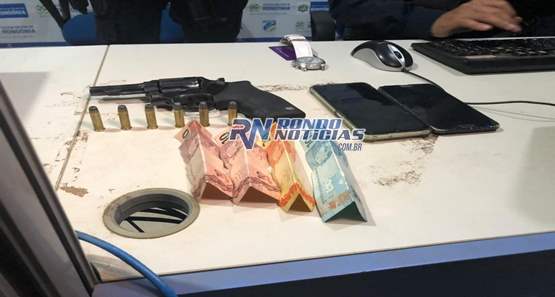 Presa dupla com arma de fogo em carrro de aplicativo na capital