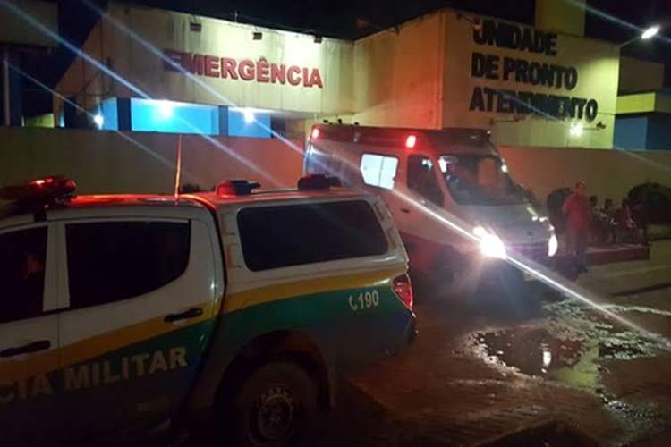 Mulher é presa após agredir vizinho a golpes de facão