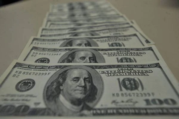 Dólar opera em queda pelo sétimo dia seguido e chega a R$ 4,79 menor valor em 2 anos