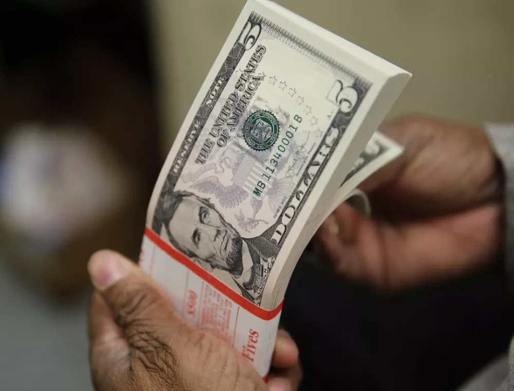 Dólar vai a R$ 5,32 após aprovação de 'PEC Kamikaze' e gastos às vésperas da eleição