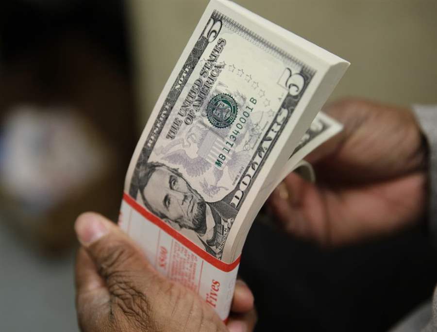 Dólar cai abaixo de R$ 5,05 com disparada das commodities favorecendo exportadores