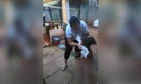Mulher espanca e corta o cabelo da própria filha na faca por ciúmes do marido