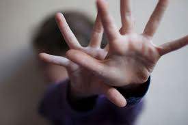 Adolescente se aproveita da inocência de criança de 5 anos, a leva para o mato e a estupra