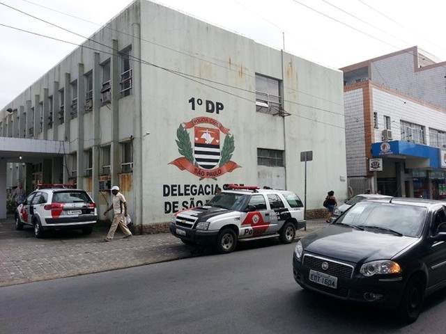 Mulher de 38 anos é jogada de carro em movimento e atropelada pelo companheiro