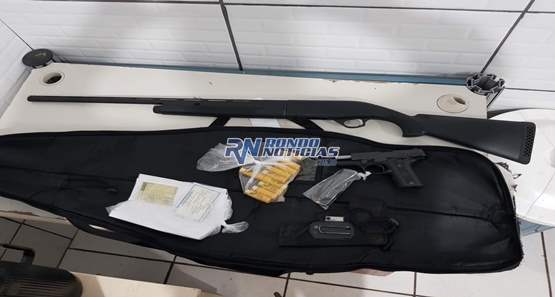 Jovens são presos com armas de fogo em caminhonete na zona rural 