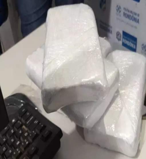 PRF aborda ônibus na BR-364 e prende passageira com quase 05 kg  de cocaína