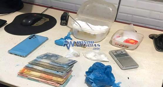 Traficante é preso com drogas, dinheiro e apetrechos do tráfico 