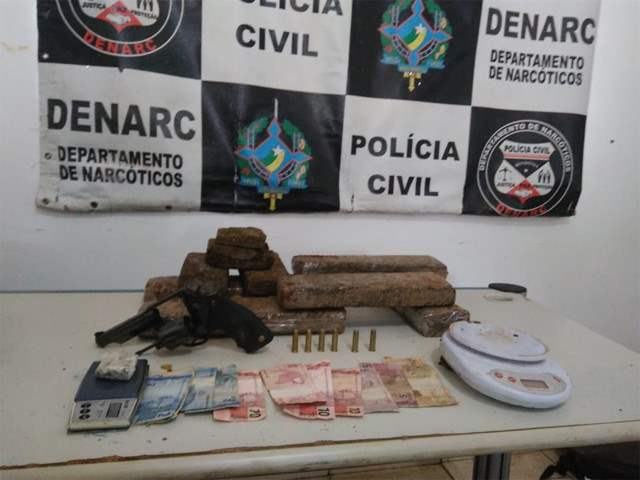 Polícia prende apenado com tornozeira, droga e arma na capital