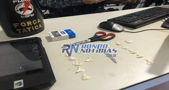 Polícia flagra ciclista vendendo várias porções de cocaína