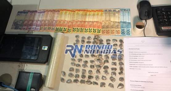 Jovem foragido da justiça é preso com mais de 80 porções de maconha
