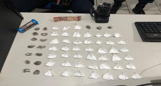 Menor é apreendido com 45 porções de maconha e 17 de cocaína na capital