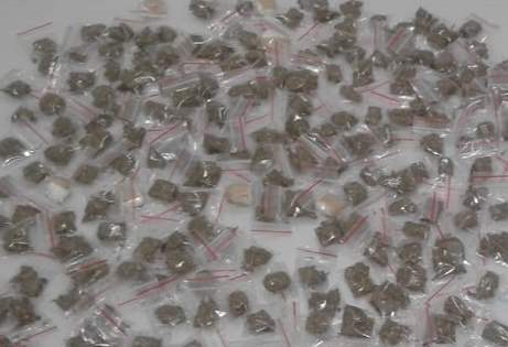 Polícia desmancha banca de venda de droga e prende envolvido