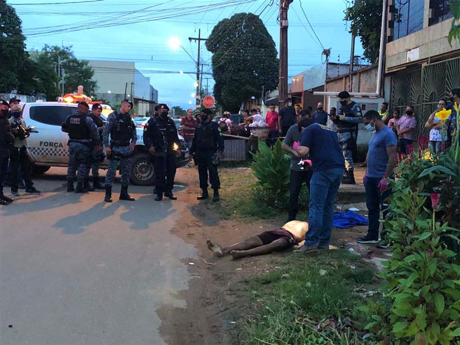 Motociclista invade lava-jato e executa ex-presidiário a tiros na capital
