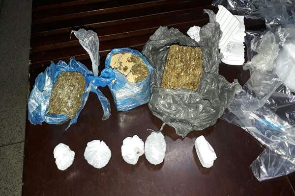 Casal é preso vendendo drogas em bar no bairro Pedrinhas em Porto Velho