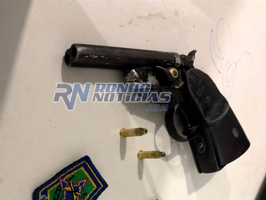 Jovem de 18 anos  é preso com arma de fogo em bar, durante abordagem policial 