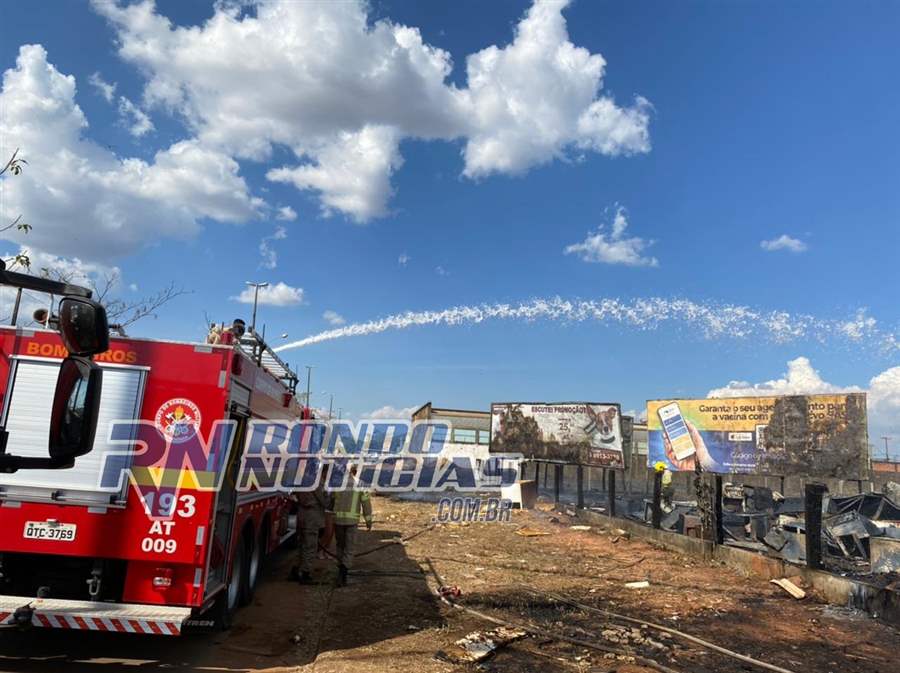 Incêndio de grande proporção destrói depósito de material reciclado 