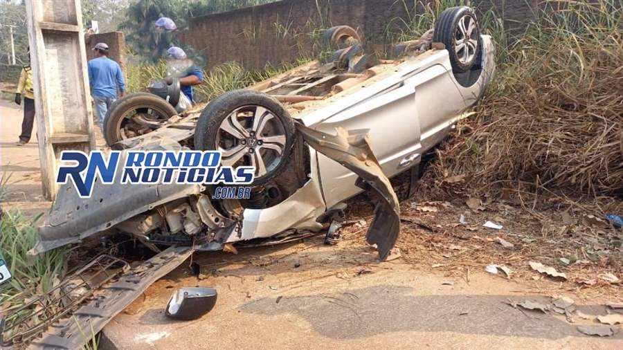 Mulher capota carro após desviar de cachorro e colidir com meio fio
