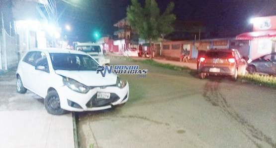 Dirigindo na contramão motorista colide em carro estacionado na avenida