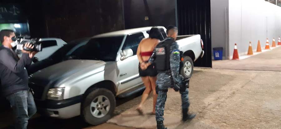 Mulher é presa com moto roubada após abordagem na capital 