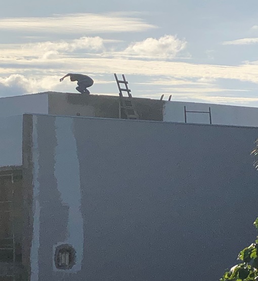 Operário é flagrado se arriscando no alto de prédio sem qualquer proteção 