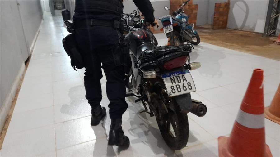 Homem é preso pela polícia com moto roubada na zona leste da capital 