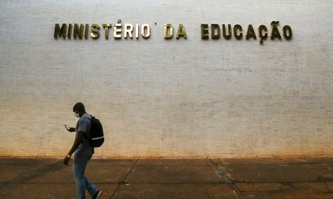Estudante em lista de espera do Prouni tem até hoje para comprovar dados