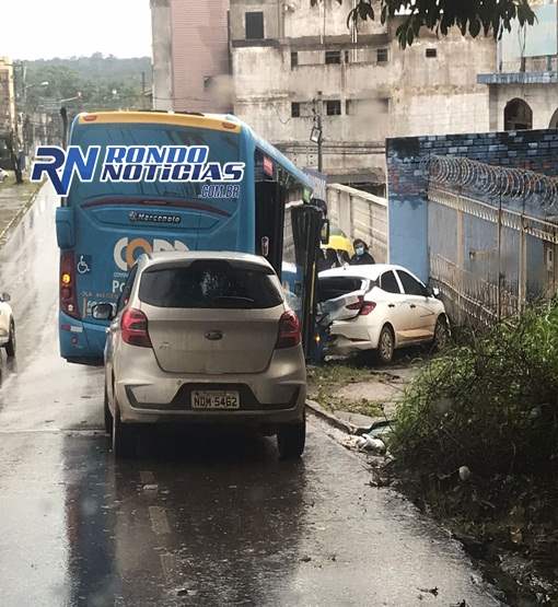 Ônibus perde freio desce ladeira desgovernado e atinge três carros estacionados 