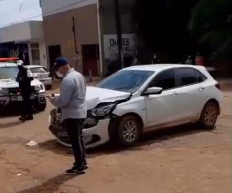 Motoboy parado é atingido por colisão de dois veículos e fica ferido