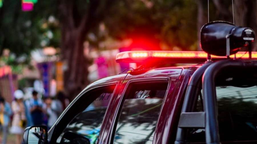 Pais são presos após vender a própria filha de 11 anos por três garrafas de cerveja em bar