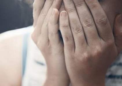 Menina de 13 anos reclama de dores nas partes íntimas e conta que foi estuprada