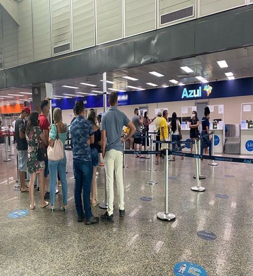 Procura por passagens aéreas cai após aumento e setor do turismo