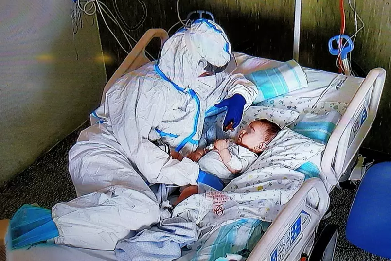 Enfermeira conforta bebê com Covid-19 que não podia receber visitas