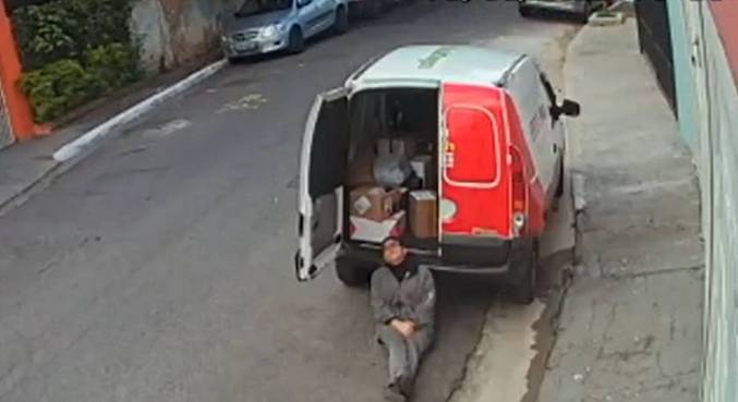 Após ser roubada, entregadora desaba, chora e desmaia em São Paulo; veja o vídeo