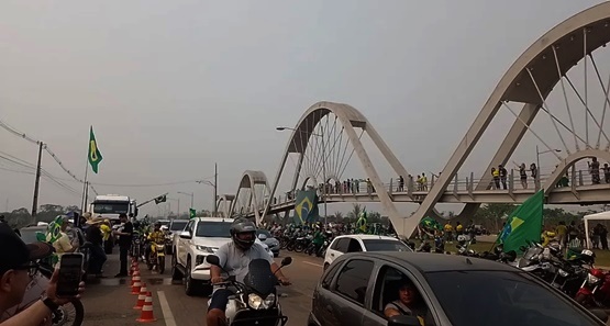 Manifestantes fazem carreata no Espaço alternativo em apoio a Bolsonaro 
