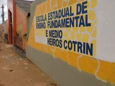 Bandidos disfarçados de alunos invadem escola e roubam revólver 
