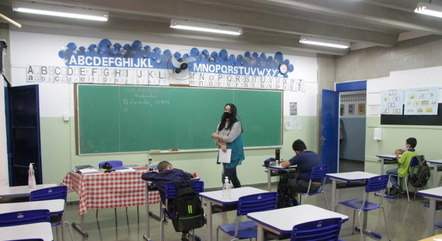 Máscara reduz em 6 vezes risco de aluno contrair covid-19 na escola
