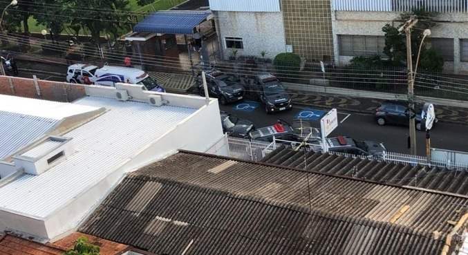 Menino de 13 anos invade escola em SP e tenta matar diretora; vídeo