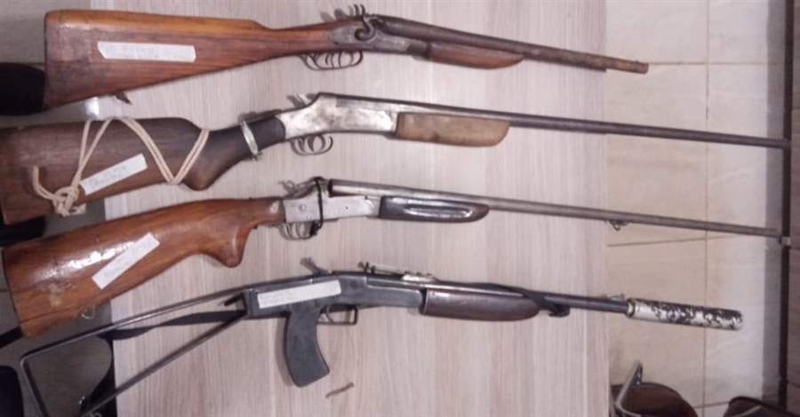 Operação da Polícia Militar flagra trio com quatro armas em bar