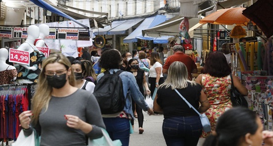 Confiança dos consumidores avança 3,8 pontos em abril, diz Instituto Brasileiro de Economia 
