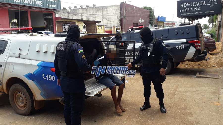 PM estoura ‘boca’ que usava até maquininha de passar cartão na venda da droga